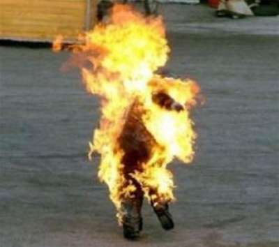 شاب يقدم على حرق نفسه في خانيونس