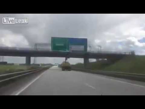 بالفيديو: لحظة اصطدام شاحنة بجسر مشاة وتحطيمه