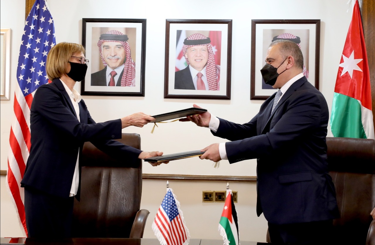 الحكومة تُعلن عن تحويل الدفعة الأولى من المنحة النقدية الأمريكية للخزينة بقيمة 600 مليون دولار