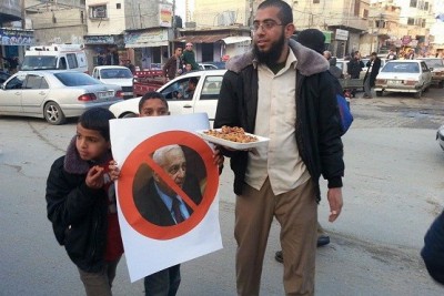 بالصور .. توزيع حلوى لـ "موت شارون"
