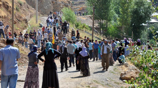 تركيا تفتح حدودها للأكراد السوريين الفارين من "داعش"