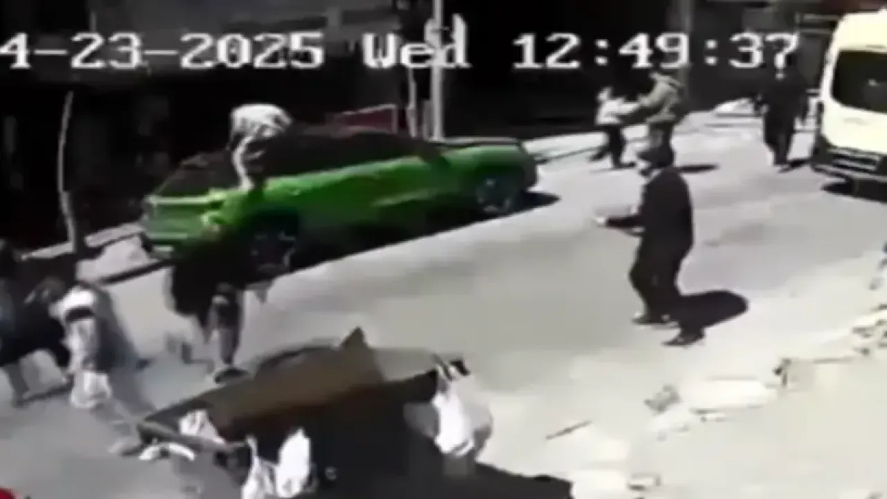 بالفيديو  ..  رجل يقفز من شرفة منزله لحظة زلزال إسطنبول 