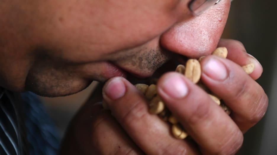 لا داعي للقلق .. استرجاع حاسة الشم لدى مرضى كورونا