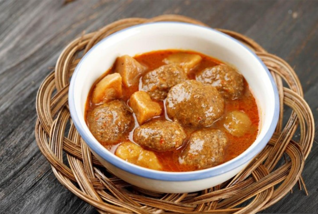  طريقة عمل كاري كرات الكفتة مع البطاطس
