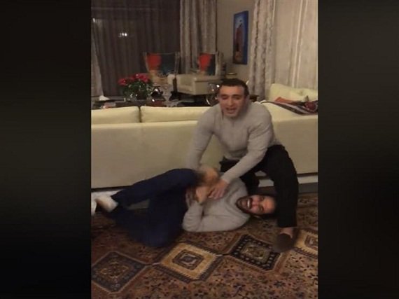 بالفيديو: شاهد أحمد السقا ينهال بالضربا على أحمد فهمي