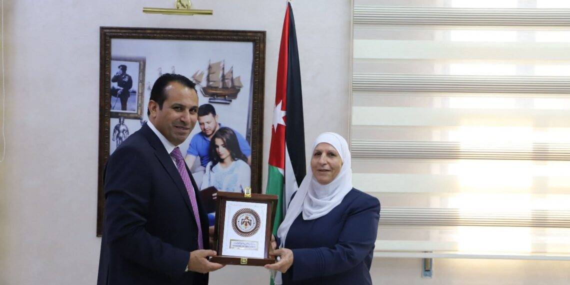 العجارمة يكرم المربية فاطمة التميمي تقديراً لمسيرتها التربوية