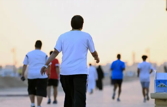 المشي قبل الأكل أم بعده ..  أيهما يحرق الدهون أكثر؟