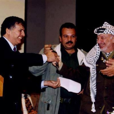 ما سر صورة "ياسر عرفات" و "سميح القاسم" والمسدس ؟