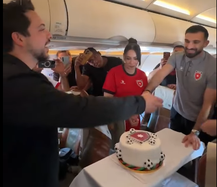 بالفيديو  ..  النشامى يحتفلون مع ولي العهد على متن طائرة المنتخب الوطني