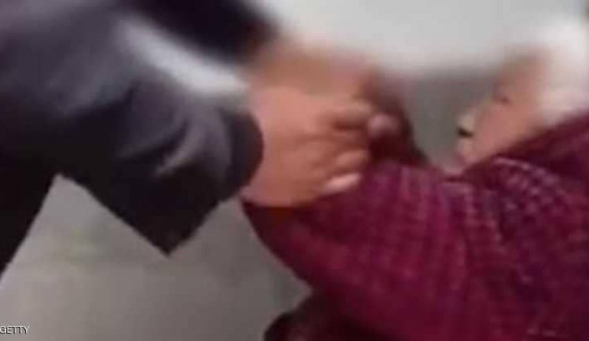 بالفيديو  ..  شاب يتهجم على امه و يضربها و يكيل لها الشتائم