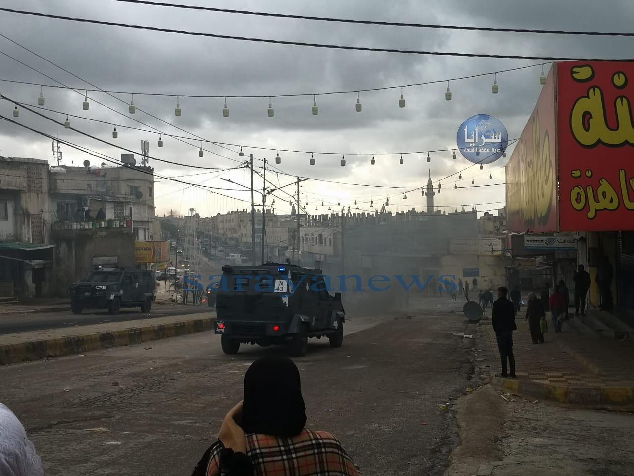 بالصور ..  استمرار أحداث الشغب في اربد عقب انتحار صاحب بسطة خضار 