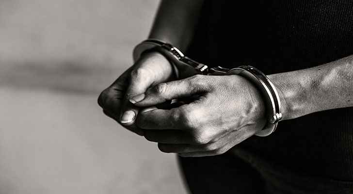 مدعي عام إربد يوقف شخصين 15 يوما لتسببهما بإصابة سيدة بطلق ناري 