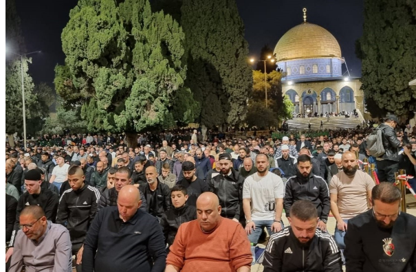 70 ألفا أدوا صلاتي العشاء والتراويح في الأقصى