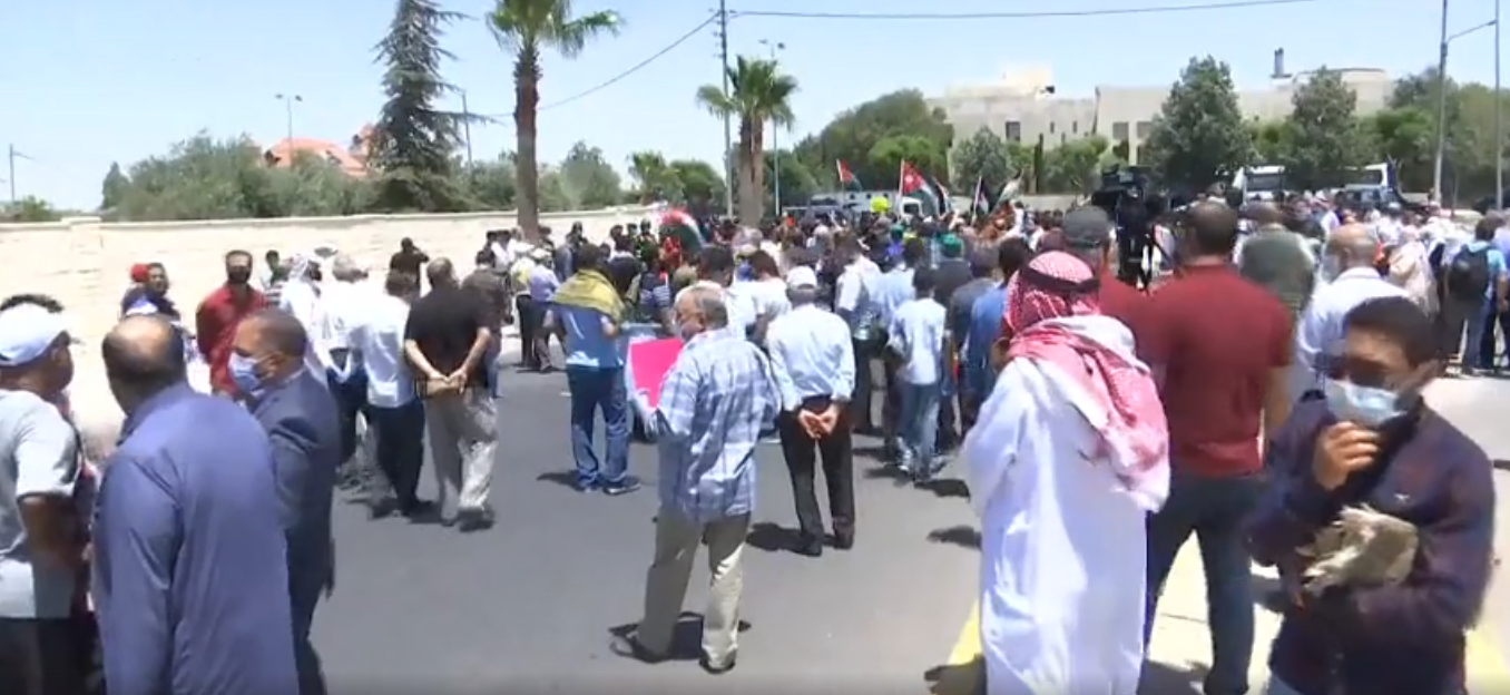 بالفيديو ..  وقفة احتجاجية في محيط السفارة الأمريكية في عمان احتجاجاً على قرار "الضم"
