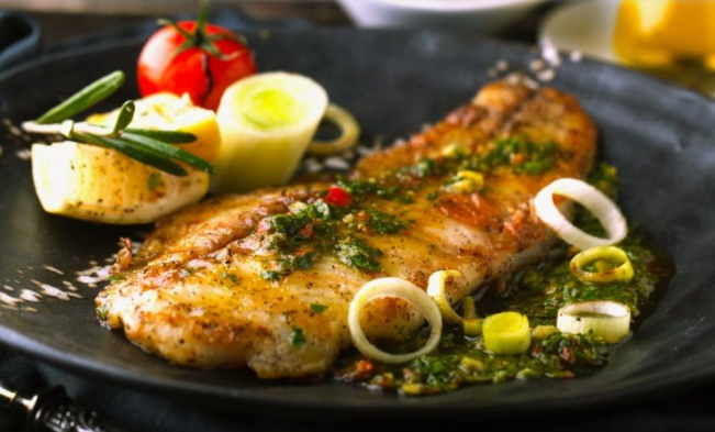 سمك مشوي بصوص الكزبرة والثوم