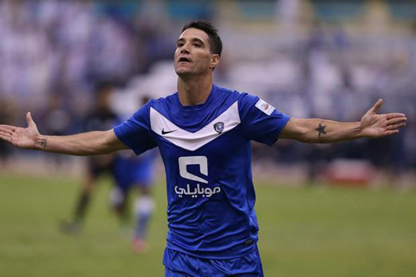 صورة نيفيز في محل لبيع المعسل والشيشة تثير غضب جماهير الهلال!