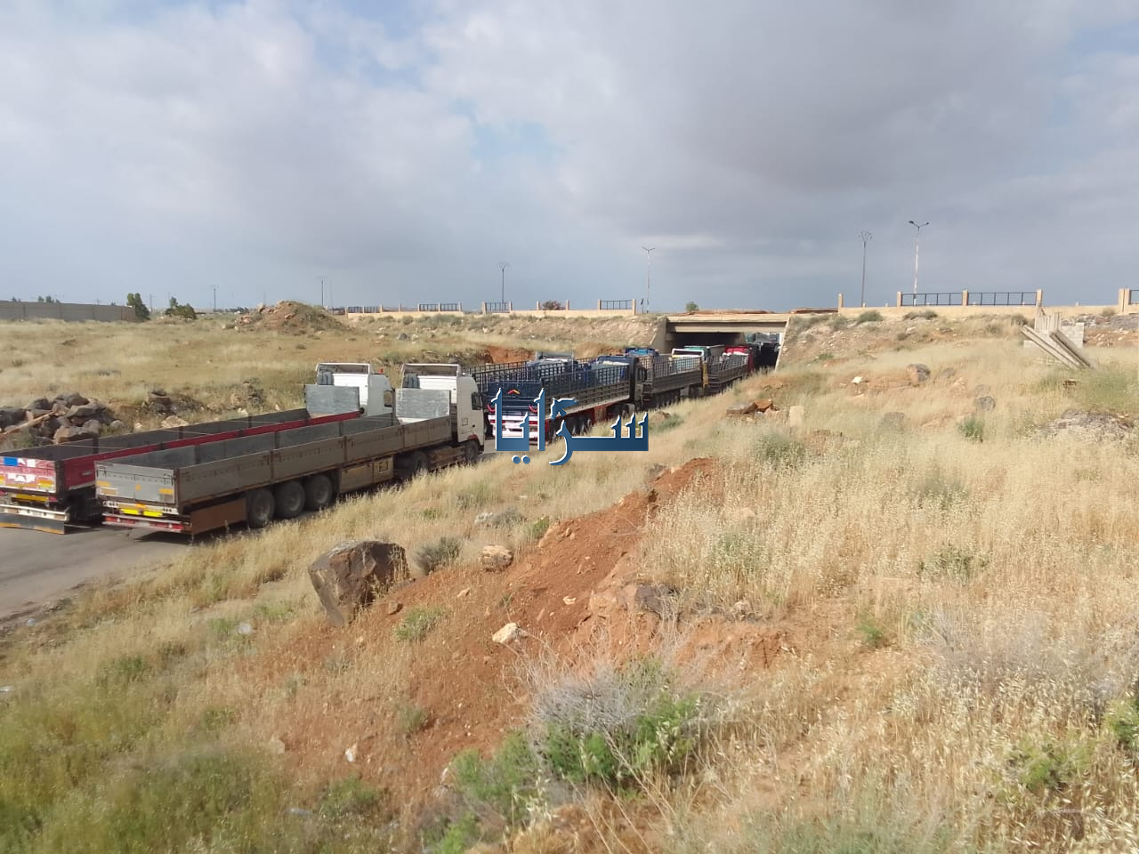 بالصور ..  شاحنات أردنية عالقة على الحدود السورية منذ 3 أيام ..  تفاصيل