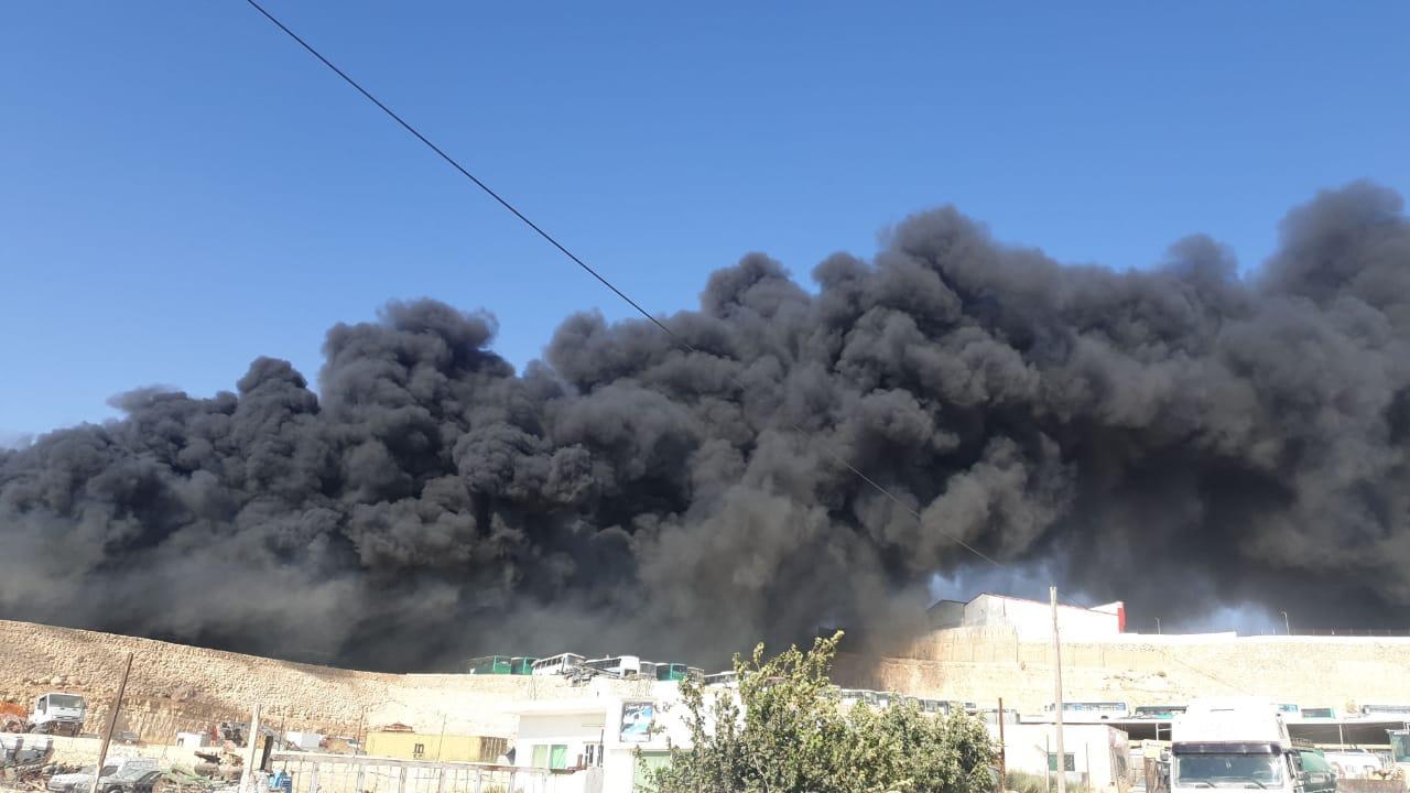 بالفيديو  ..  حريق بالمنطقه الحره بالزرقاء بمعرض باصات