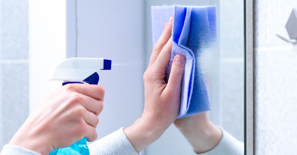  3 خلطات طبيعية تعدينها في المنزل لتلميع المرايا