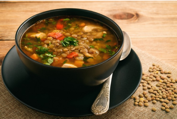  شوربة العدس البني بالطريقة اليونانية 