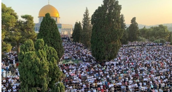 عشرات الآلاف يؤدون صلاة الجمعة في المسجد الأقصى