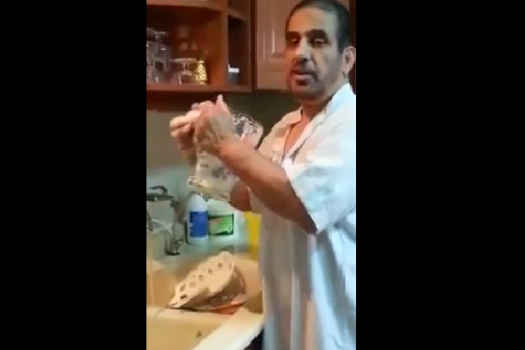شاهد بالفيديو  ..  سعودي يطلب من الرجال غسل الصحون