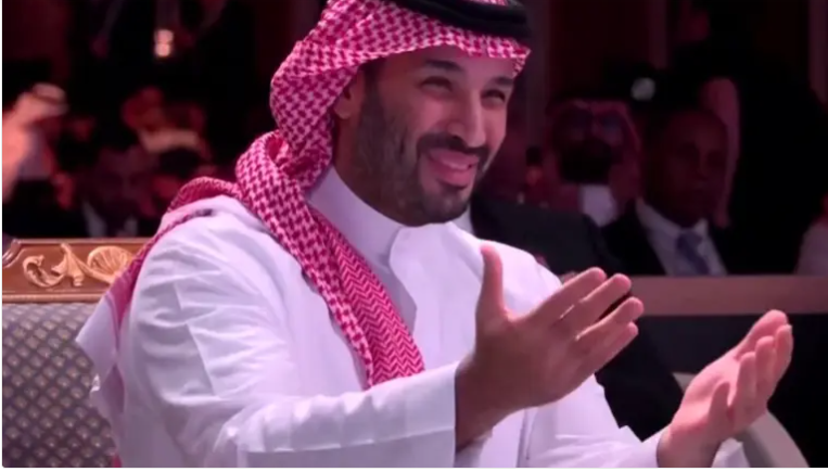 بالفيديو ..  ردة فعل الأمير محمد بن سلمان على إعلان ترامب رفع العقوبات عن سوريا