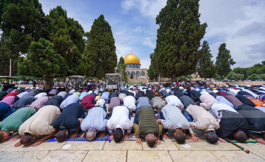 50 ألفا يـؤدون صلاة الجمعة بالأقصى