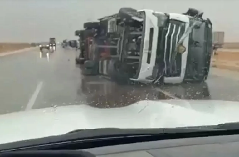 رياح عاتية تقلب شاحنات في السعودية