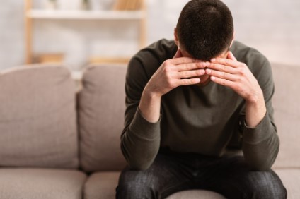 أشعر بالضيق من انحياز زوجتي لأهلها، فماذا أفعل؟