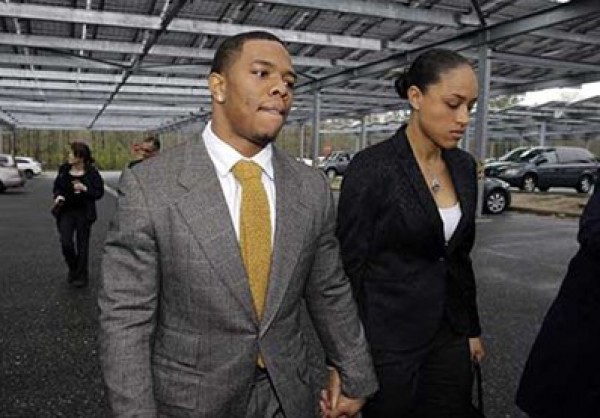 بالفيديو والصور: لاعب كرة شهير يضرب خطيبته ويفقدها الوعي ..  واوباما معلقاً: الرجل الحقيقي لا يضرب