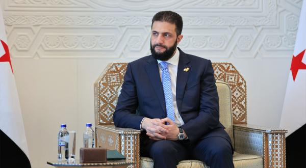 الشرع يرتدي اكسسوارًا يمثل عُقاب سوريا الجديد