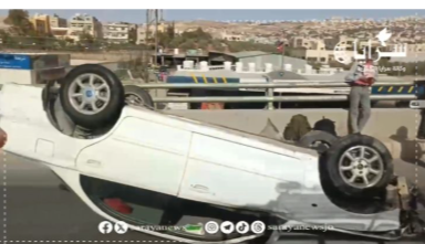 بالفيديو ..  انقلاب مركبة أعلى جسر عين الباشا دون إصابات