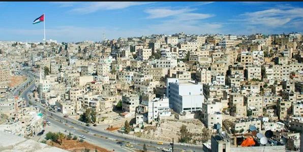 المظلة الخضراء فكرة جديدة على شوارع عمّان تعرف عليها  .. صورة 