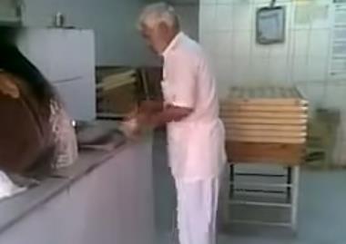 بالفيديو ..  عامل مخبز يبصق على العجين قبل إدخاله الفرن