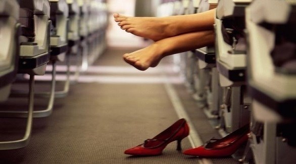 لهذا السبب لا تخلع حذاءك على متن الطائرة