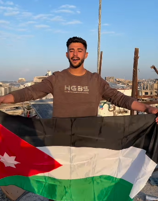 بالفيديو ..  شبان فلسطينيون يرفعون العلم الأردني في غزة
