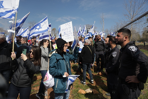 هيئة البث العبرية: محتجون يغلقون طريقا في الجليل الأعلى احتجاجا على انهيار الأمن وغياب خطة حكومية للشمال