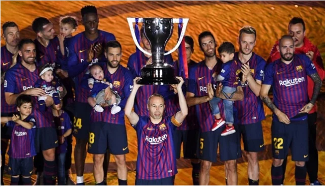 بالصور .. برشلونة يتسلم درع الدوري الإسباني.