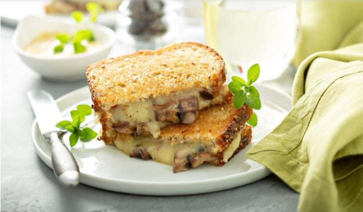 ساندويش توست بجبن الموزاريلا والفطر