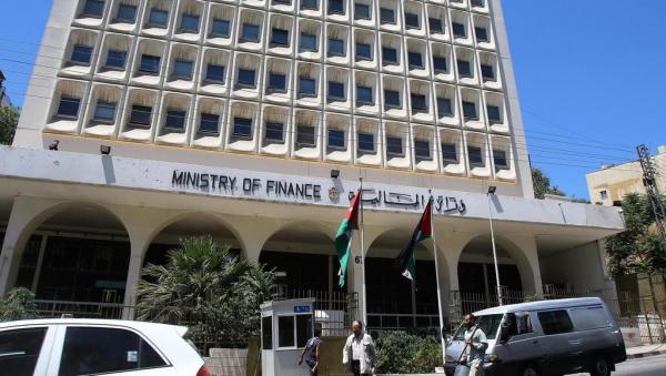 الحكومة تنفي رفض منحة يابانية لتوفير حافلات نقل عام مجانية