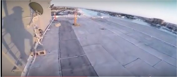 بالفيديو: مغامر يقفز من مبنى شاهق الارتفاع إلى المياه