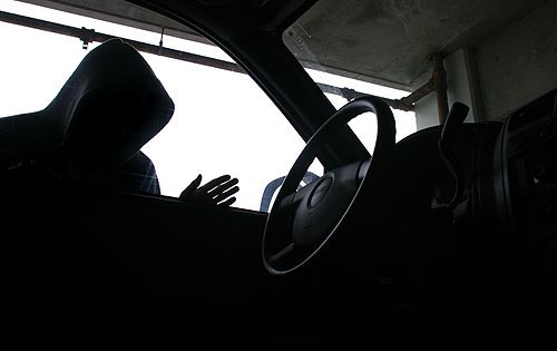 لصوص يسرقون  مركبة سعودية من أمام مجمع تجاري بعمان 