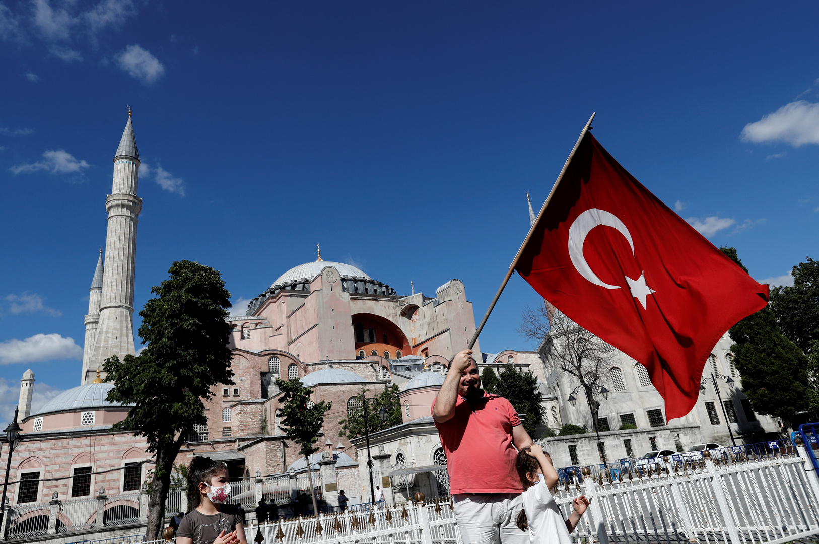 الدفاع التركية تتوعد اليونان: ستكسر الأيدي 