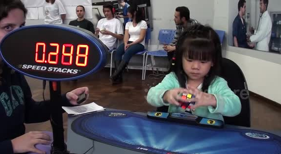 فيديو: أسرع طفلة في العالم أدهشت كل من شاهدها بهذا الأمر!