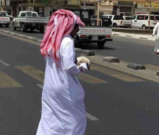 والد رضيع يحمل جثمانه بين ذراعيه لدفنه والحزن يكسو وجهه