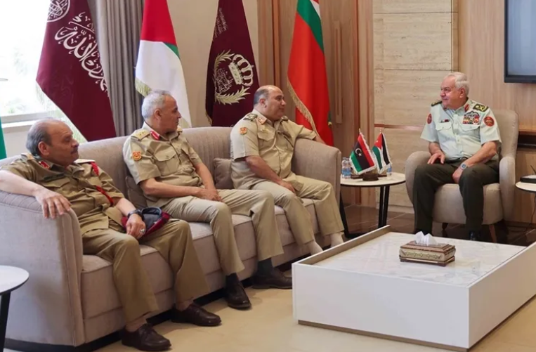 الحنيطي يبحث مع وفد عسكري ليبي تعزيز التعاون الدفاعي المشترك