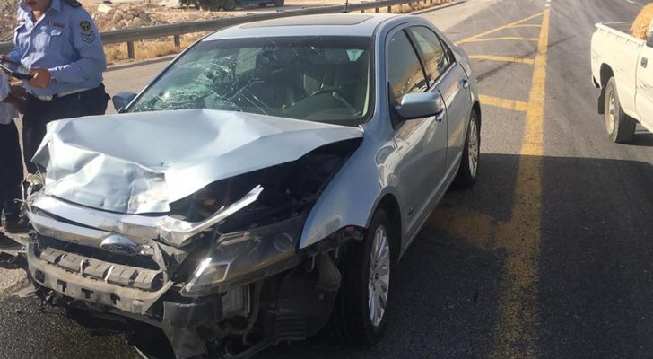 أزمة سير وتحويلة مرورية نتيجة حادث تصادم مركبتين بالقرب من الدوار الرابع 
