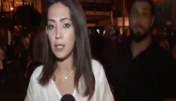 بالفيديو  ..  رد فعل غير متوقع لمذيعة بعد تقبيلها من قبل متظاهر لبناني 