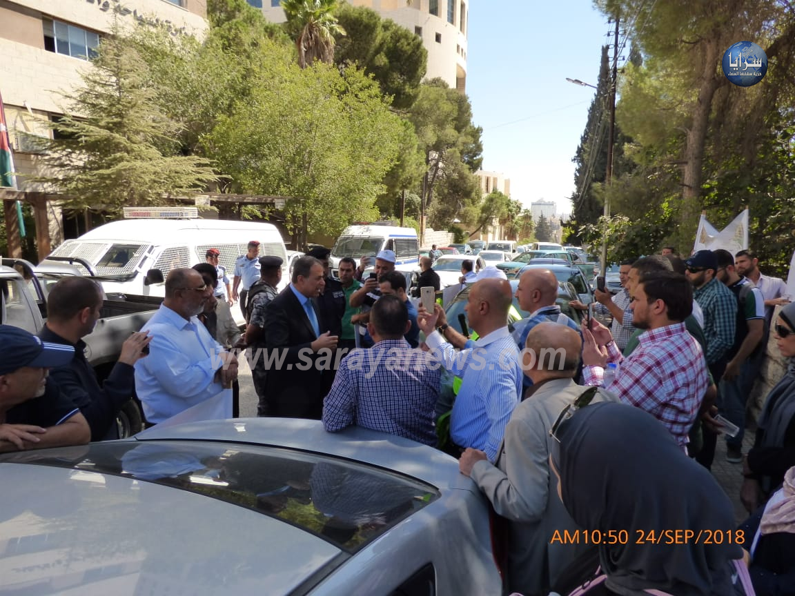 بالصور ..  اعتصام للمتضررون من منتجع سياحي للمطالبة باسترداد أموالهم